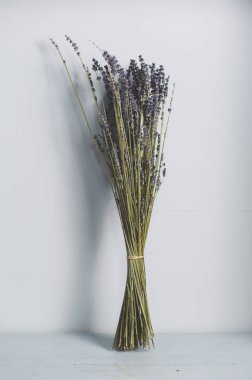  Gri arkaplanda kuru lavanta buketi var. Boşluğu kopyala 
