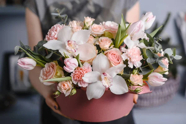 Sehr schöne junge Frau mit großen und schönen bunten Blumenstrauß mit lila Nelken und Mattiolen — Stockfoto