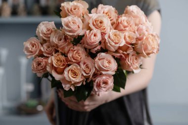 Yakın plan büyük güzel bir buket karışık çiçek. Çiçek arkaplanı ve duvar kağıdı. Çiçek dükkanı konsepti. Taze kesilmiş güzel bir buket. Çiçek teslimatı