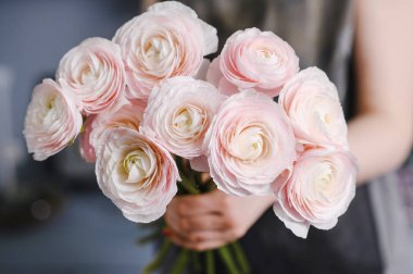 Yakın plan büyük güzel bir buket karışık çiçek. Çiçek arkaplanı ve duvar kağıdı. Çiçek dükkanı konsepti. Taze kesilmiş güzel bir buket. Çiçek teslimatı