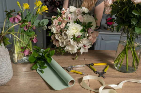 Educación en la escuela de floristería. Clase magistral en hacer ramos. Ramo de verano. Aprendiendo arreglos florales, haciendo hermosos ramos con sus propias manos. Entrega de flores —  Fotos de Stock