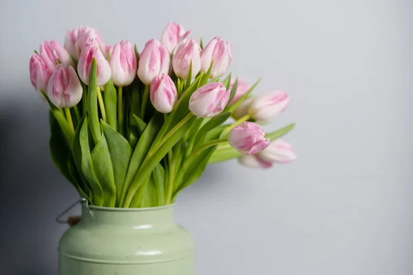 Ramo de tulipanes rosados en una tienda de flores —  Fotos de Stock