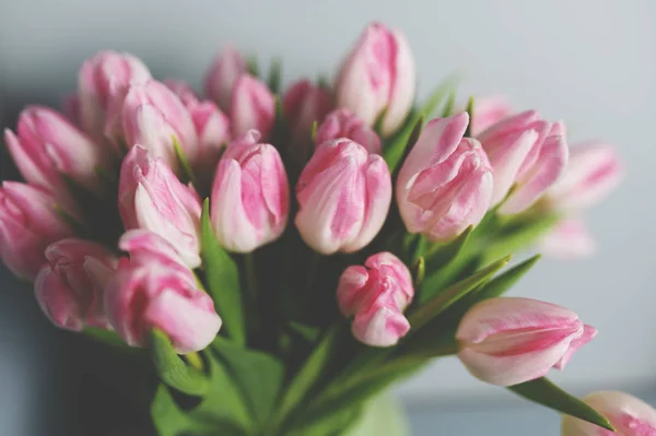 Ramo de tulipanes rosados en una tienda de flores —  Fotos de Stock