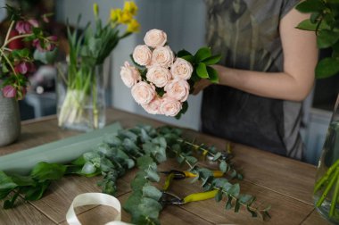 Çiçekçi kız buket yapıyor. Çiçekçi.