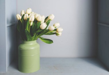  Taze Pembe Lale çiçek buketi taş duvar önünde rafta. Kopya alanı ile göster