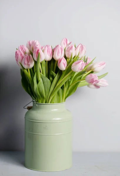 Świeży tulipan różowy bukiet kwiatów na półce przed kamienny mur. Widok z miejsca kopiowania — Zdjęcie stockowe