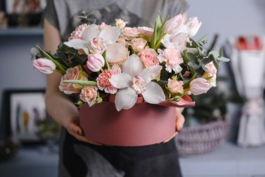 Düğün çiçekleri, gelin buketi yakın plan. Güllerden, şakayıklardan ve dekoratif bitkilerden yapılmış dekorasyon, yakın plan, seçici odak, hiç kimse, nesneler