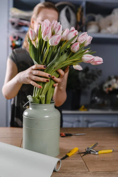 Kwiaciarnia dziewczyna robi bukiet tulipanów w kwiaciarni — Zdjęcie stockowe