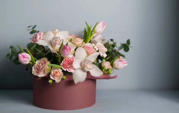 Flores de boda, primer ramo de novia. Decoración hecha de rosas, peonías y plantas decorativas, primer plano, enfoque selectivo, nadie, objetos —  Fotos de Stock