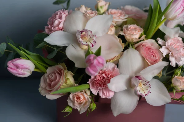 Hochzeitsblumen, Brautstrauß in Nahaufnahme. Dekoration aus Rosen, Pfingstrosen und Zierpflanzen, Nahaufnahme, selektiver Fokus, niemand, Objekte — Stockfoto