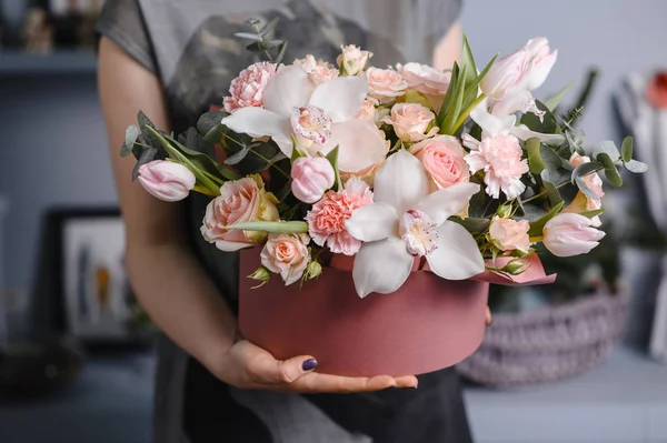 Bröllopsblommor, brudbukett närbild. Dekoration av rosor, pioner och dekorativa växter, närbild, selektiv fokus, ingen, objekt — Stockfoto