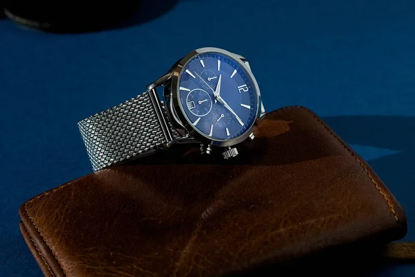 Montre de luxe avec cadran bleu et bracelet en métal — Photo