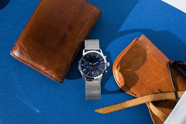 エレガントなビジネス男性ファッションブランドの腕時計、男性のファッション — ストック写真