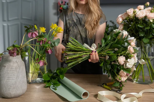 Concepto de tienda floral. Florista mujer crea ramo de flores. Hermoso ramo de flores mixtas. Hermoso grupo fresco. Entrega de flores —  Fotos de Stock