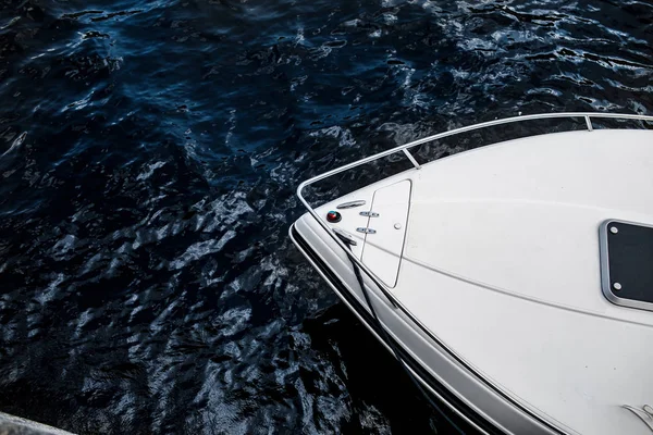 Pleasure boat. White tone. Steering wheel — Stock Photo, Image