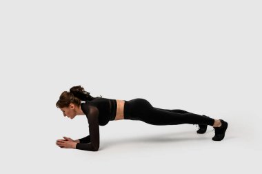 Stüdyoda tahta döşeyen genç ve güzel bir bayan. Boşluğu kopyala 