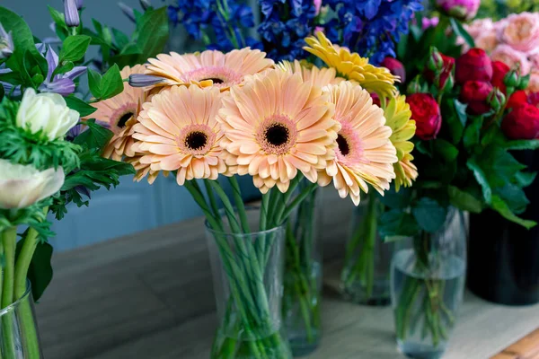 Sortiment av vackra blommor i butiken. vackra färgglada blommor — Stockfoto