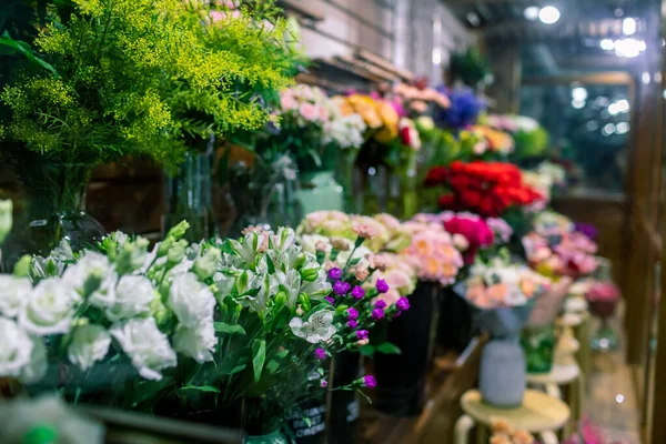 दुकान में सुंदर फूलों की विविधता। सुंदर रंगीन फूल — स्टॉक फ़ोटो, इमेज