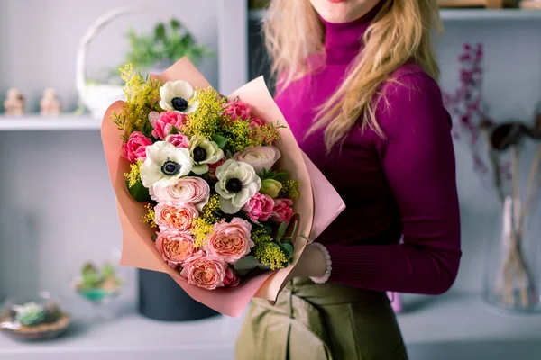 Grande lindo buquê de flores mistas na mão da mulher. Conceito de loja floral. Bonito buquê fresco. Entrega de flores. — Fotografia de Stock
