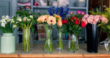 Dükkanda bir sürü güzel çiçek var. güzel renkli çiçekler.