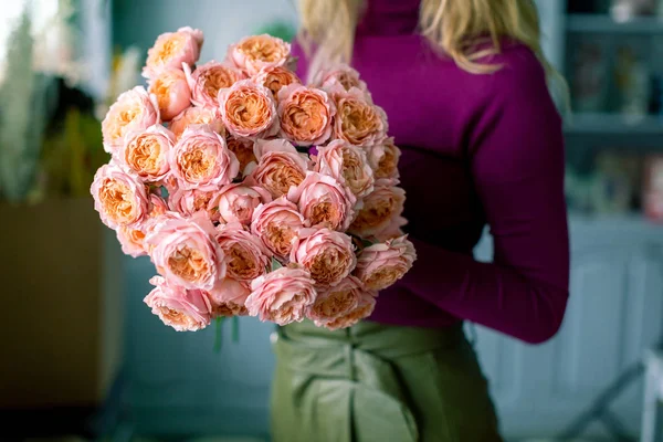 Gran ramo hermoso de flores mixtas en mano de mujer. Concepto de tienda floral. Bonito ramo fresco. Entrega de flores. —  Fotos de Stock