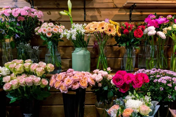 Sortiment av vackra blommor i butiken. vackra färgglada blommor — Stockfoto