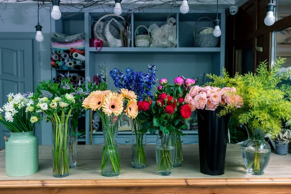 Асортимент красивих квітів у магазині. красиві барвисті квіти — стокове фото