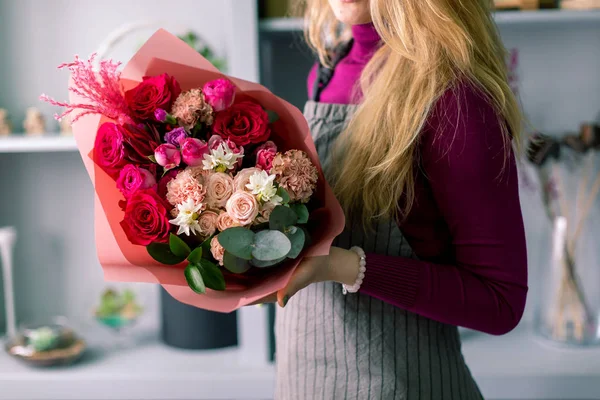 Florist håller en bukett. Vackra vår blommor. Arrangemang med mix blommor. Konceptet med en blomster affär, ett litet familje företag. Jobba florist. Kopiera utrymme — Stockfoto