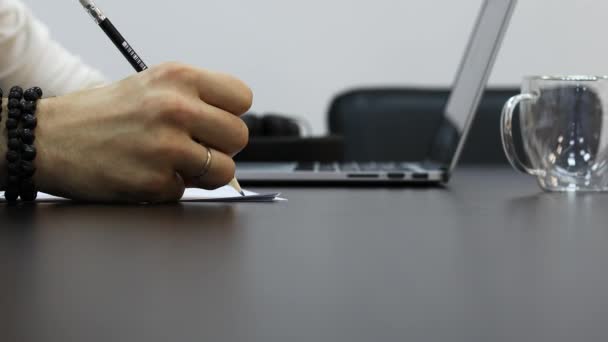 Hombre de negocios trabajando en la oficina, las manos escribiendo en el teclado del ordenador portátil. El hombre termina el trabajo — Vídeo de stock