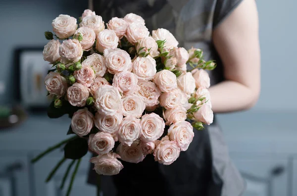 Дівчина тримає в руках красивий букет з рожевих троянд . — стокове фото