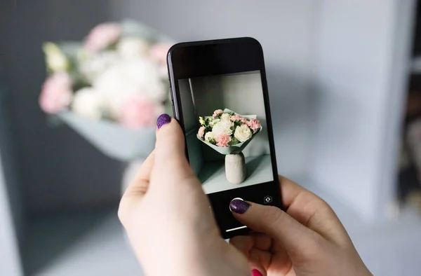 博客作者拍摄了一束鲜花的照片 — 图库照片