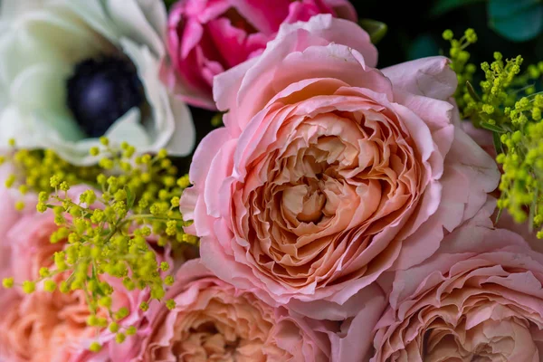 Close-up Large Hermoso ramo de flores mixtas. Fondo de flores y fondo de pantalla. Concepto de tienda floral. Hermoso ramo de corte fresco. Entrega de flores —  Fotos de Stock