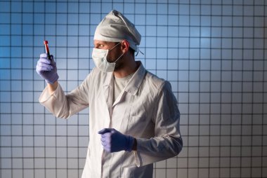 Coronavirus 2019-ncov virüsü, tıp doktorunun elinde kan örneği tutması ve hastalara reçeteyle veri yazması, laboratuarda test tüpü..