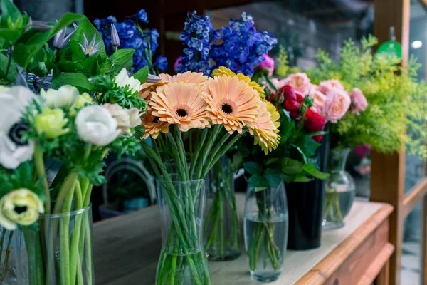 Concepto de tienda floral. Hermoso ramo de flores mixtas. Hermoso grupo fresco. Entrega de flores . —  Fotos de Stock
