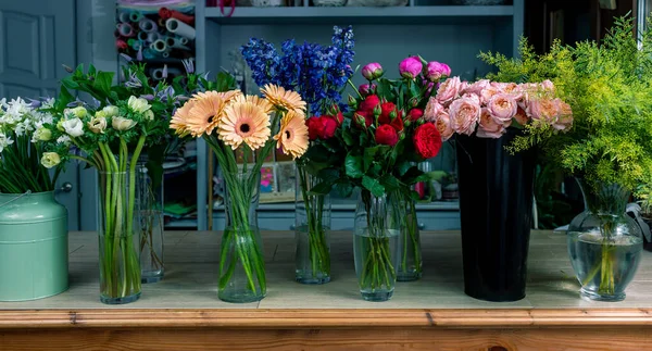 Virágüzlet koncepció. Gyönyörű csokor vegyes virág. Jóképű, friss bagázs. Virágszállítás. — Stock Fotó