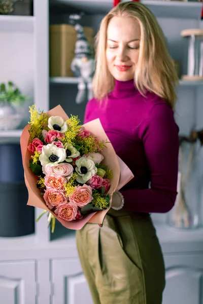 Hermoso ramo hecho de diferentes flores en mano de hombre joven. color colorido mezcla flor . —  Fotos de Stock