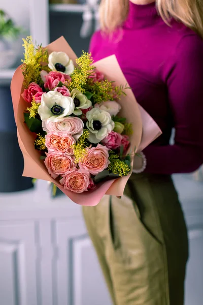 Piękny bukiet z różnych kwiatów w ręku młodego człowieka. kwiat mix kolor kolorowy. — Zdjęcie stockowe