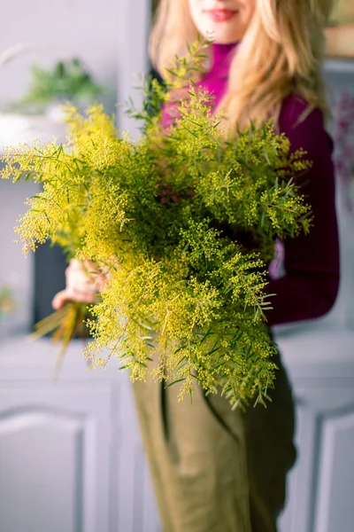 Żółty bukiet Mimosa w rękach, symbol Międzynarodowego Dnia Kobiet — Zdjęcie stockowe