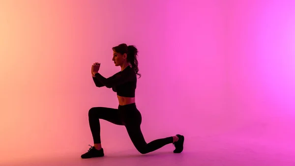 Chica deportiva sobre un fondo de color brillante hace ejercicios . —  Fotos de Stock