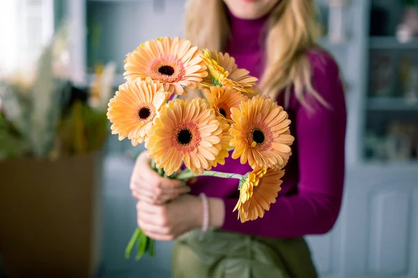 Bukiet piękny jasny gerbera kwiaty w ręku. Koncepcja sklepu kwiatowego — Zdjęcie stockowe