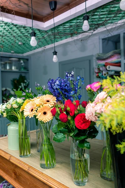 Conceito de loja floral. Belo buquê de flores mistas. Bonito grupo fresco. Entrega de flores . — Fotografia de Stock