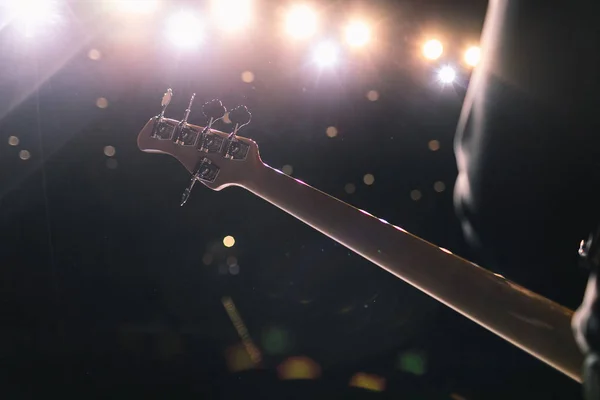 そのアーティストはギターを弾く。コンサートでロックバンド — ストック写真