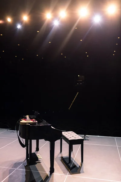 Zwarte piano op het podium. vleugel op het podium voor de voorstelling — Stockfoto