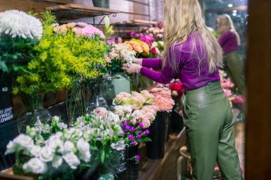 Kadın Çiçekçi Çiçek Dükkanı, güzel buket oluşturma yakın çekim