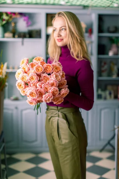 Floristería femenina creando hermoso ramo en la tienda de flores, de cerca —  Fotos de Stock