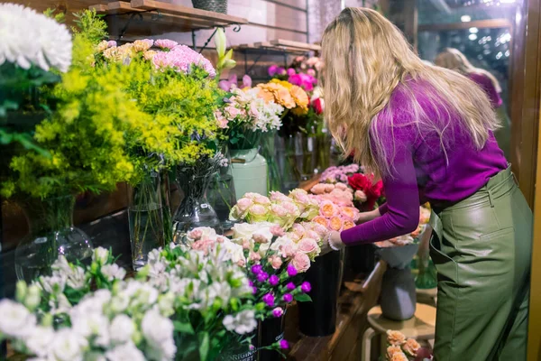 Floristería femenina creando hermoso ramo en la tienda de flores, de cerca —  Fotos de Stock