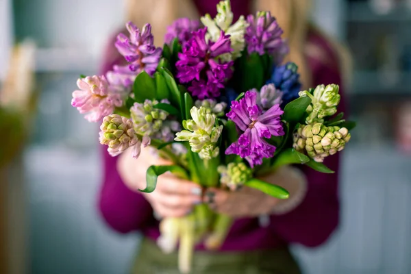 Floristería femenina creando hermoso ramo en la tienda de flores, de cerca —  Fotos de Stock