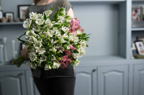 Великий красивий букет змішаних квітів в руці жінки. Концепція квіткового магазину. Гарний свіжий букет. Доставка квітів . — стокове фото