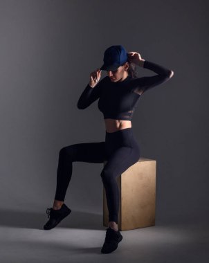 Spor konsepti. Güçlü bir atletik, kadın koşucu, spor kıyafetleri, spor kıyafetleri ve spor motivasyonu giyiyor.