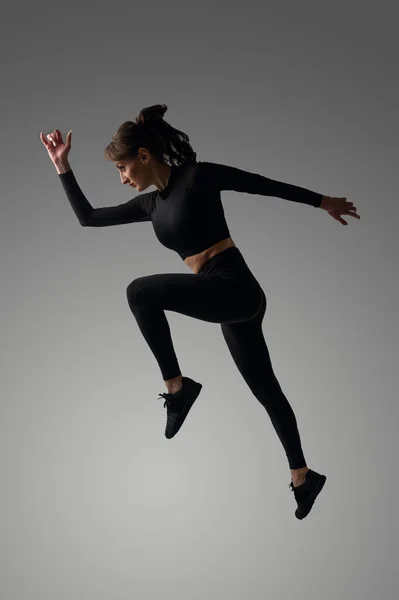 Concepto deportivo. Un atlético fuerte, velocista de las mujeres, usando en la ropa deportiva, la aptitud y la motivación del deporte — Foto de Stock